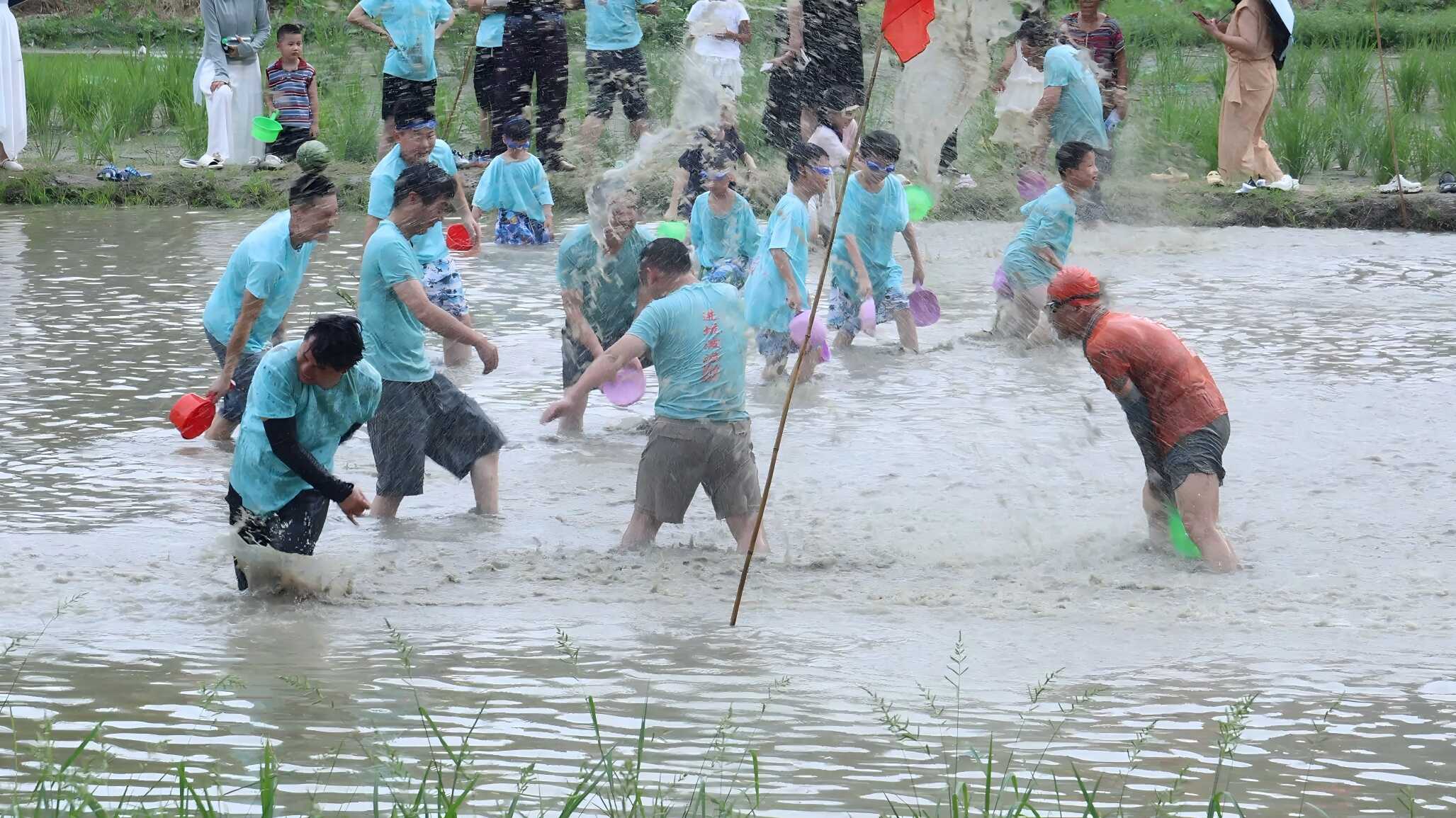 盛夏赴乡趣 泥田享狂欢