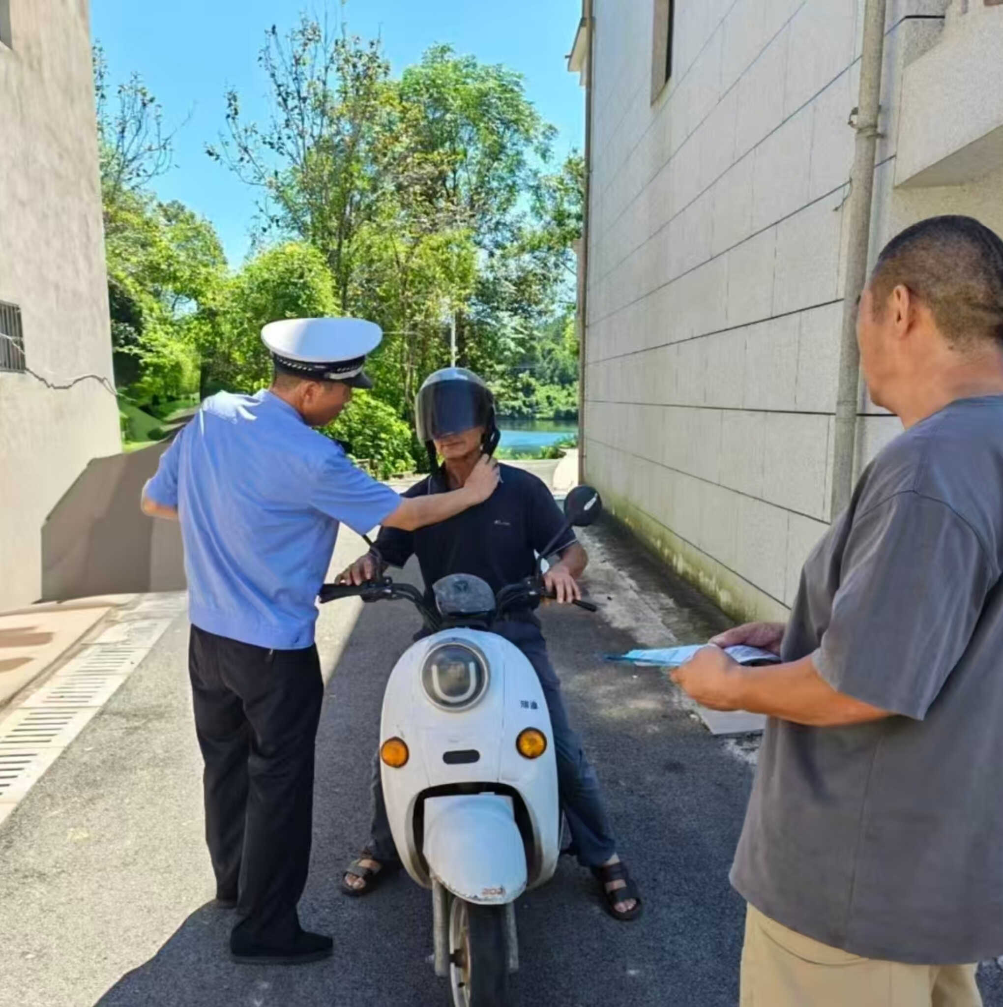 这500多顶头盔“上岗”，助“安全骑行”一路相随